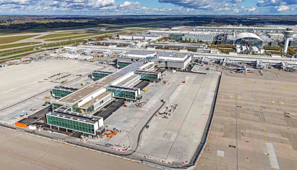 Terminal 1 Pier am Flughafen München aus der Luft, im Hintergrund das bestehende Terminal
