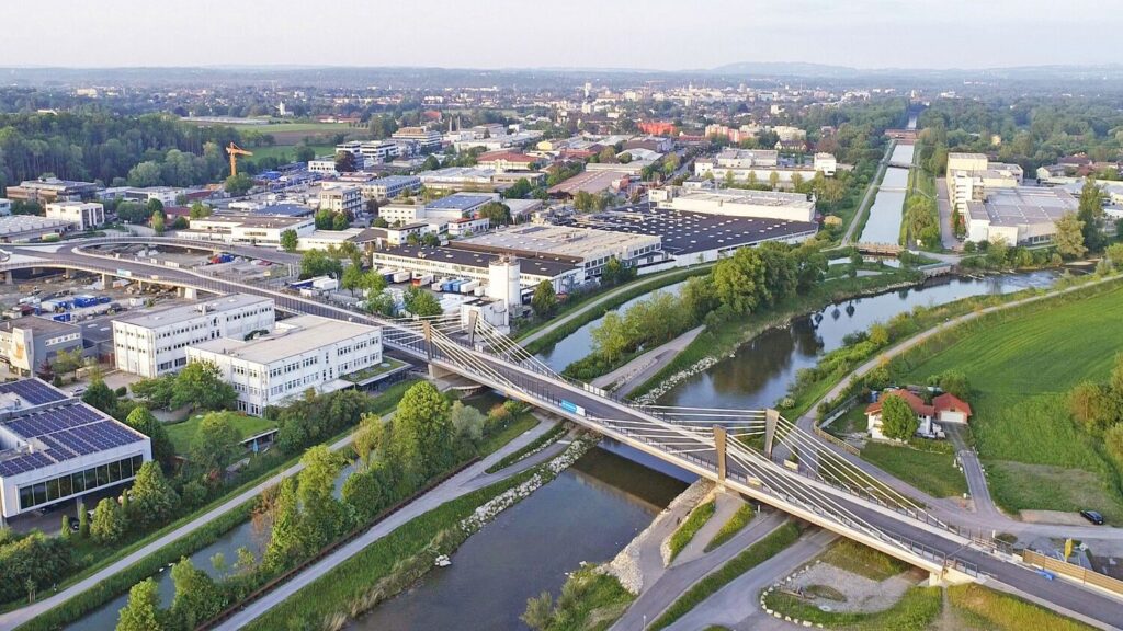 Aicherparkbrücke der B15-Westtangente über Mangfall und Mangfallkanal in Rosenheim aus der Luft
